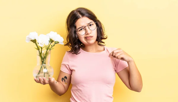 Jovem Hispânica Olhando Arrogante Bem Sucedido Positivo Orgulhoso Conceito Vaso — Fotografia de Stock