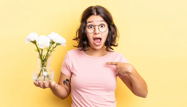 Giovane Donna Ispanica Guardando Scioccato Sorpreso Con Bocca Spalancata Indicando — Foto Stock