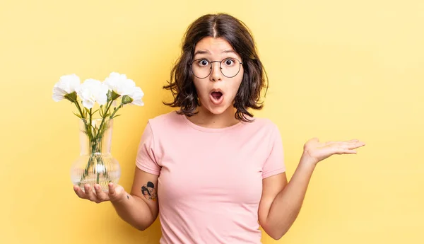 Giovane Donna Ispanica Guardando Sorpreso Scioccato Con Mascella Caduto Possesso — Foto Stock