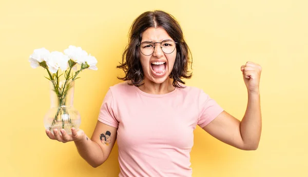 Μια Νεαρή Ισπανίδα Φωνάζει Επιθετικά Θυμωμένη Έκφραση Έννοια Γλάστρα Λουλούδια — Φωτογραφία Αρχείου