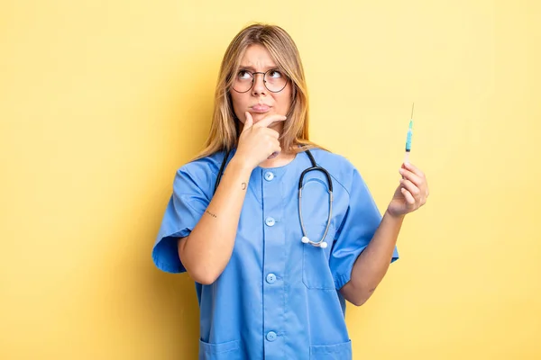 Menina Loira Bonita Pensando Sentindo Duvidoso Confuso Enfermeira Conceito Vacina — Fotografia de Stock