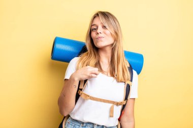 Güzel sarışın kız kibirli, başarılı, pozitif ve gururlu görünüyor. Yürüyüş konsepti