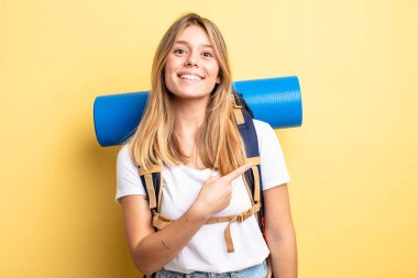 Güzel sarışın kız heyecanlı ve şaşırmış görünüyor. Yürüyüş konsepti