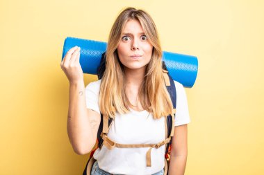 Güzel sarışın kız kapiş ya da para hareketi yapıyor, sana ödemeni söylüyor. Yürüyüş konsepti