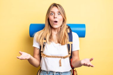 Güzel sarışın kız inanılmaz bir sürprizle şaşkına döndü ve hayrete düştü. Yürüyüş konsepti