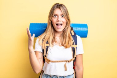 Güzel sarışın kız kendini mutlu hissediyor, bir çözüm ya da fikir bulduğuna şaşırıyor. Yürüyüş konsepti