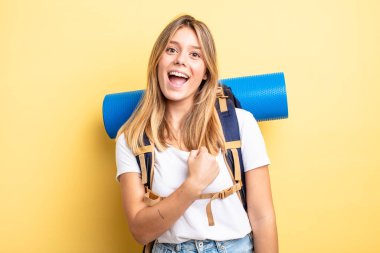 Güzel sarışın kız kendini mutlu hissediyor ve bir meydan okumayla yüzleşiyor ya da kutluyor. Yürüyüş konsepti