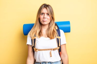 Güzel sarışın kız üzgün ve mızmızlanıyor. Mutsuz bir bakışı var ve ağlıyor. Yürüyüş konsepti