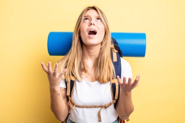 Güzel sarışın kız umutsuz, sinirli ve stresli görünüyor. Yürüyüş konsepti