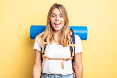 Güzel sarışın kız mutlu ve hoş bir şekilde şaşırmış görünüyor. Yürüyüş konsepti