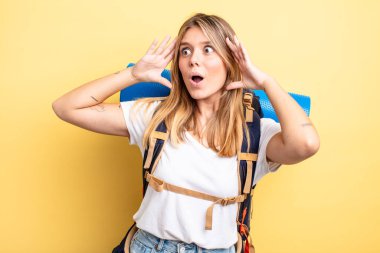 Güzel sarışın kız mutlu, heyecanlı ve şaşırmış hissediyor. Yürüyüş konsepti