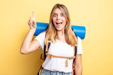 Güzel sarışın kız bir fikri fark ettikten sonra mutlu ve heyecanlı bir dahi gibi hissediyor. Yürüyüş konsepti