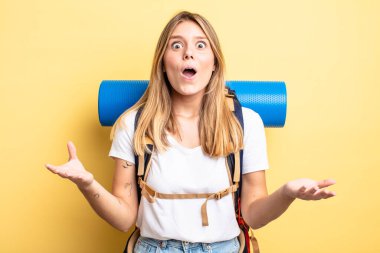 Güzel sarışın kız şok olmuş ve şaşırmış hissediyor. Yürüyüş konsepti