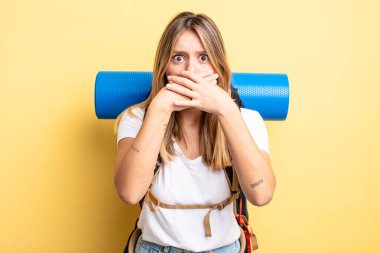 Güzel sarışın kız elleri ile ağzını kapatıyor ve şok geçiriyor. Yürüyüş konsepti