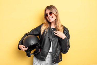 Güzel sarışın kız kibirli, başarılı, pozitif ve gururlu görünüyor. Motosiklet kaskı konsepti