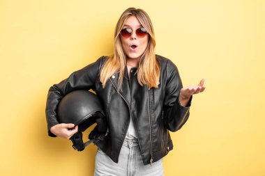 Güzel sarışın kız inanılmaz bir sürprizle şaşkına döndü ve hayrete düştü. Motosiklet kaskı konsepti