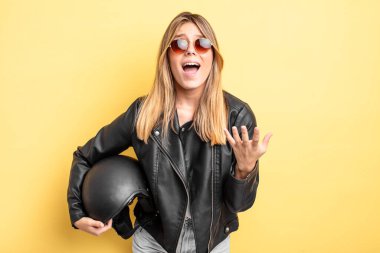 Güzel sarışın kız umutsuz, sinirli ve stresli görünüyor. Motosiklet kaskı konsepti