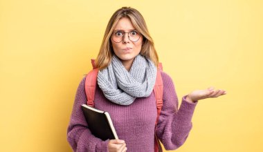 Güzel sarışın kız şaşkın, şaşkın ve şüpheci hissediyor. öğrenci konsepti