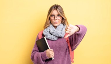 Güzel sarışın kız kendini kötü hissediyor, baş parmağını kaldırıyor. öğrenci konsepti