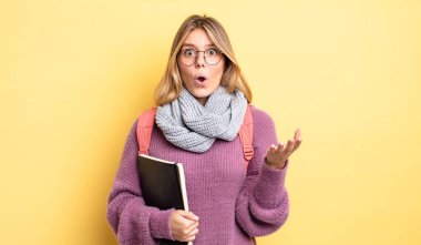 Güzel sarışın kız inanılmaz bir sürprizle şaşkına döndü ve hayrete düştü. öğrenci konsepti