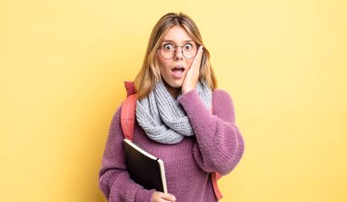 Güzel sarışın kız şok olmuş ve korkmuş hissediyor. öğrenci konsepti