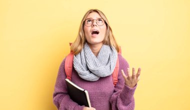 Güzel sarışın kız umutsuz, sinirli ve stresli görünüyor. öğrenci konsepti