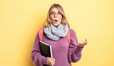 Güzel sarışın kız şok olmuş ve şaşırmış hissediyor. öğrenci konsepti