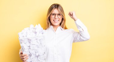 Güzel sarışın kız sinirli bir ifadeyle agresif bir şekilde bağırıyor. kağıt toplar çöp konsepti