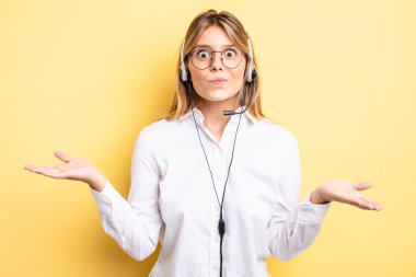 Güzel sarışın kız şaşkın, şaşkın ve şüpheci hissediyor. kulaklık konsepti