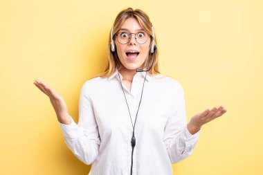 Güzel sarışın kız kendini mutlu hissediyor ve inanılmaz bir şeye hayret ediyor. kulaklık konsepti