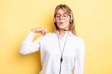 Güzel sarışın kız stresli, endişeli, yorgun ve hayal kırıklığına uğramış hissediyor. kulaklık konsepti