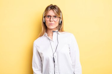 Güzel sarışın kız üzgün, üzgün ya da kızgın ve yana bakıyor. kulaklık konsepti