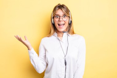 Güzel sarışın kız kendini mutlu hissediyor, bir çözüm ya da fikir bulduğuna şaşırıyor. kulaklık konsepti