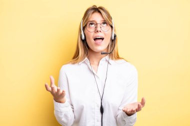 Güzel sarışın kız umutsuz, sinirli ve stresli görünüyor. kulaklık konsepti