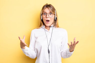 Güzel sarışın kız şok olmuş ve şaşırmış hissediyor. kulaklık konsepti