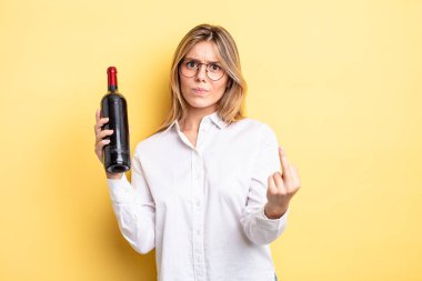Güzel sarışın kız kızgın, sinirli, asi ve agresif hissediyor. şarap şişesi konsepti
