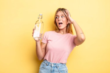 Güzel sarışın kız mutlu, heyecanlı ve şaşırmış hissediyor. su şişesi kavramı
