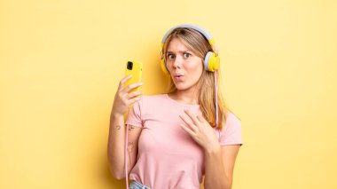Güzel sarışın kız stresli, endişeli, yorgun ve hayal kırıklığına uğramış hissediyor. müzik konseptini dinlemek