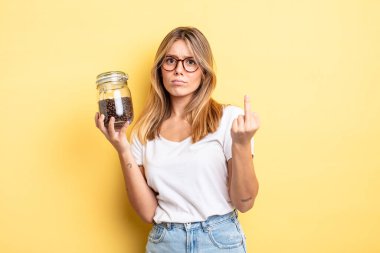 Güzel sarışın kız kızgın, sinirli, asi ve agresif hissediyor. kahve çekirdeği konsepti