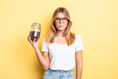 Güzel sarışın kız üzgün, üzgün ya da kızgın ve yana bakıyor. kahve çekirdeği konsepti