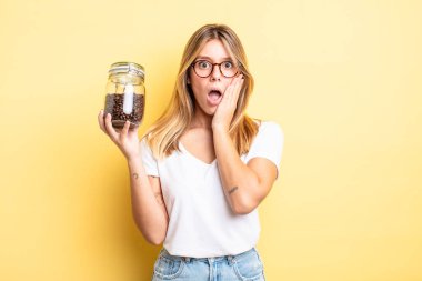 Güzel sarışın kız şok olmuş ve korkmuş hissediyor. kahve çekirdeği konsepti