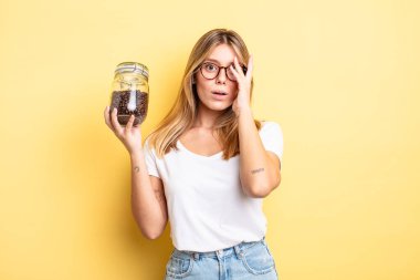 Güzel sarışın kız bıkkın, yorgun ve uykulu hissediyor. kahve çekirdeği konsepti