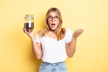 Güzel sarışın kız şok olmuş ve şaşırmış hissediyor. kahve çekirdeği konsepti
