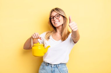 Güzel sarışın kız gururlu, olumlu gülümsüyor. çaydanlık konsepti