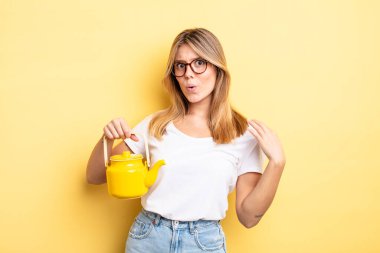 Güzel sarışın kız stresli, endişeli, yorgun ve hayal kırıklığına uğramış hissediyor. çaydanlık konsepti