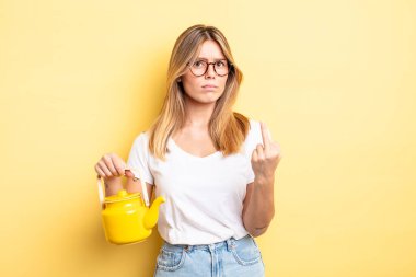 Güzel sarışın kız kızgın, sinirli, asi ve agresif hissediyor. çaydanlık konsepti