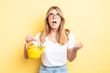 Güzel sarışın kız umutsuz, sinirli ve stresli görünüyor. çaydanlık konsepti