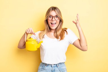 Güzel sarışın kız şok olmuş ve şaşırmış hissediyor. çaydanlık konsepti