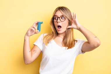 Güzel sarışın kız mutlu, heyecanlı ve şaşırmış hissediyor. astım spreyi kavramı