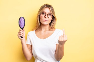 Güzel sarışın kız kızgın, sinirli, asi ve agresif hissediyor. saç fırçası konsepti